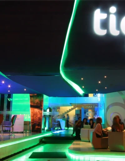 Fachada orgánica de fibra de vidrio e iluminación dinámica en Café Tigo Equipetrol - Diseño por Quattro Studio.