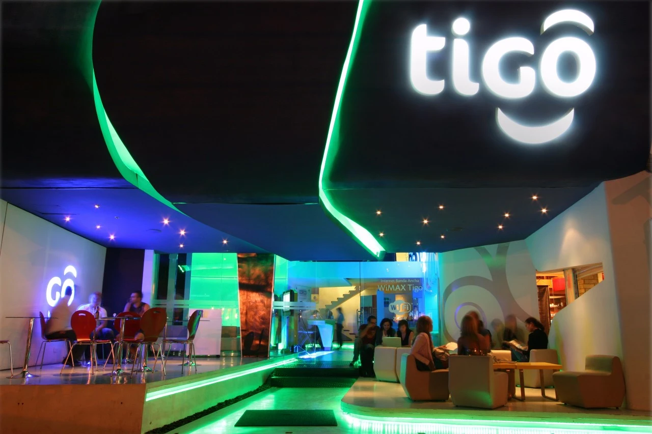 cafe-tigo-equipetrol-arquitectura-comercial Fachada orgánica de fibra de vidrio e iluminación dinámica en Café Tigo Equipetrol - Diseño por Quattro Studio.