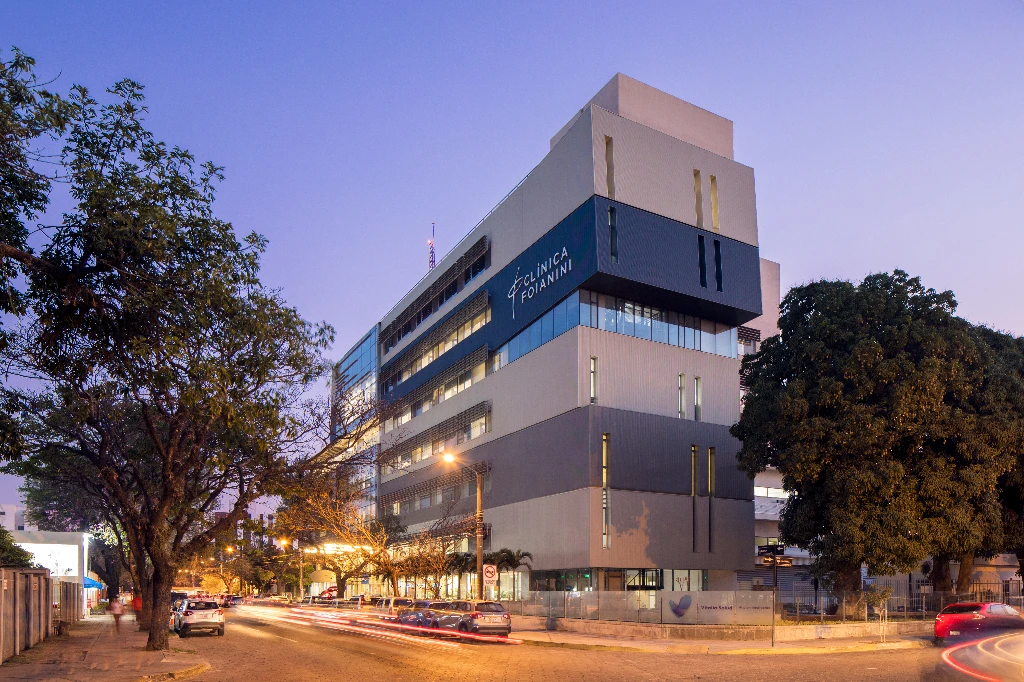 clinica-foianini-fachada-av-irala Fachada principal Clínica Ángel Foianini en Santa Cruz - Arquitectura Hospitalaria.