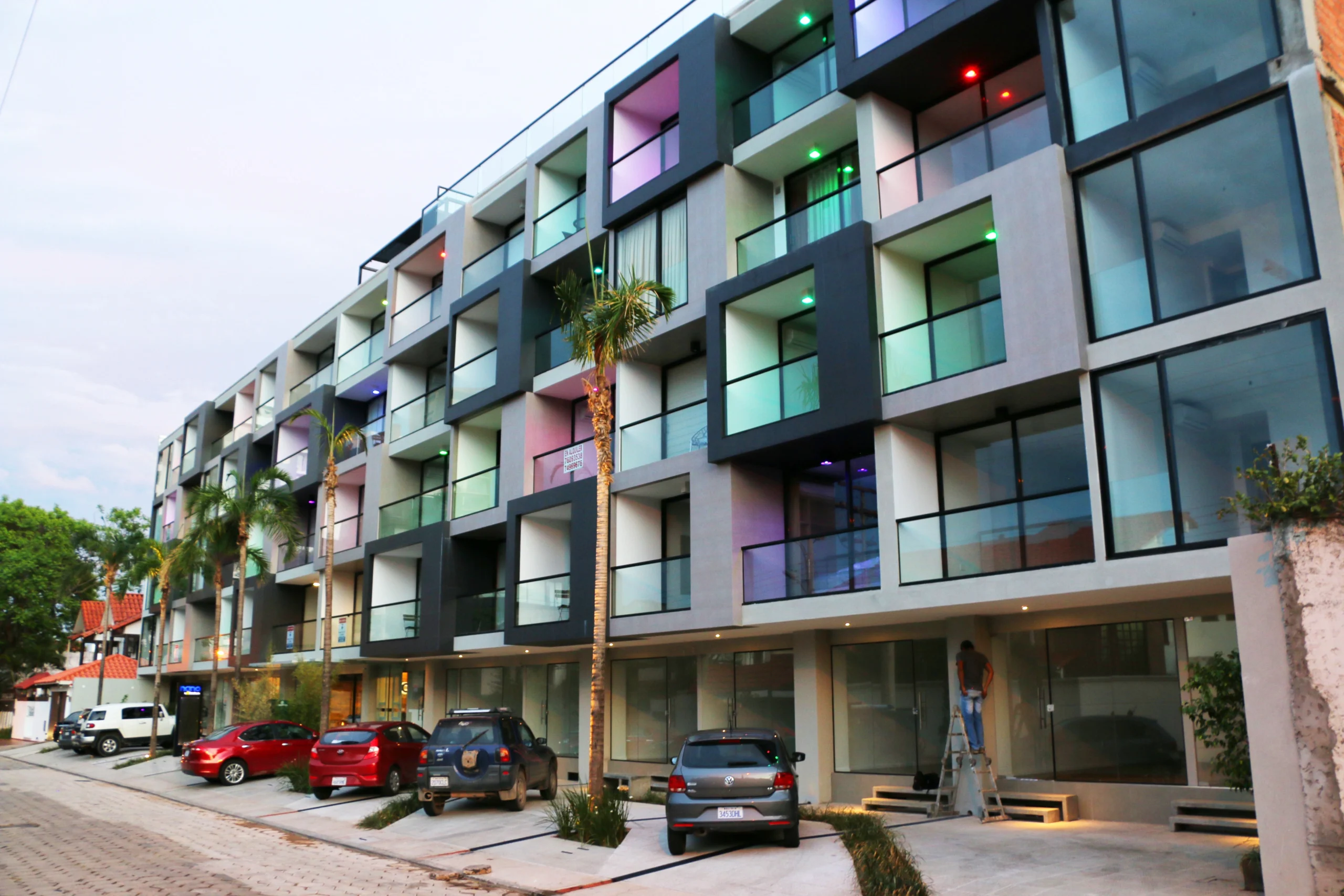 edificio-nano-equipetrol-arquitectura-contenedores Fachada dinámica del Edificio Nano en Equipetrol con iluminación LED y oficinas en contenedores marítimos.