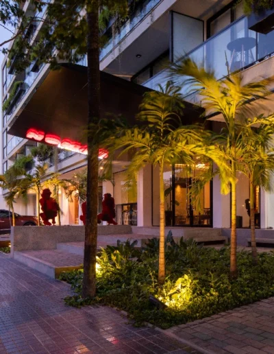 Fachada del Edificio NÓMAD en Equipetrol - Proyecto de uso mixto y eficiencia energética por Quattro Studio.
