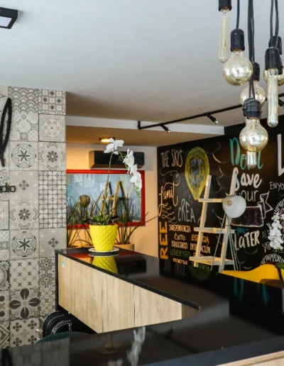 Fachada dinámica del Edificio Soul frente a la plaza en Equipetrol - Departamentos modernos por Quattro Studio.