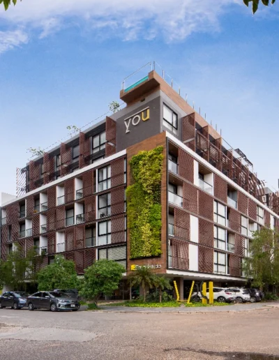 Fachada ecosostenible del Edificio YOU con jardines verticales y paneles solares en Equipetrol Norte.